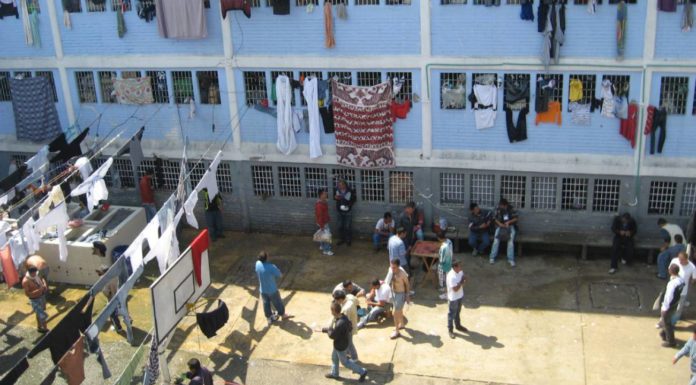 Despresurizar reclusorios trasladando reos peligrosos a una isla
