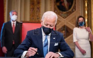 Biden da un giro de timón: vuelve al Acuerdo de París y pide el uso de mascarilla