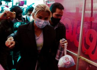 Jeanine Áñez cumple un mes de prisión en Bolivia, con el anuncio de más procesos en su contra